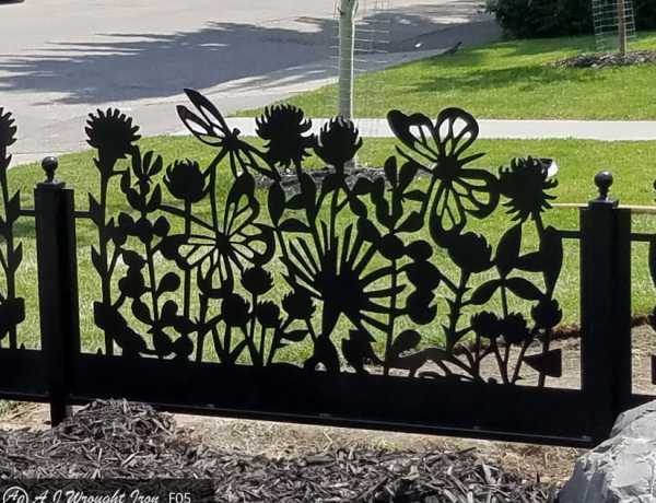 Pagar Kayu dengan Atap Gaya Prancis